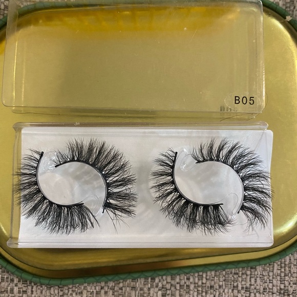 Lashes - Picture 3 of 8